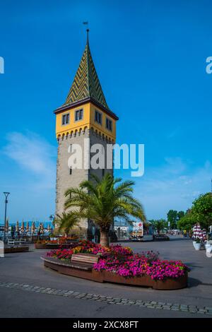 Lindau, Deutschland, 21. Juni 2023, historischer Stadthafen am bodensee Wasser mit blauem Himmel und Menschen genießen die Sommersaison und bunten Blumen in der Stockfoto