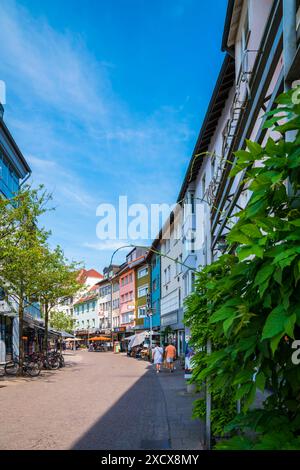 Friedrichshafen, Deutschland, 19. Juni 2023, Alte enge Gassen neben bunten Häusern, Geschäften und Restaurants im Sommer mit blauem Himmel und Touristen Stockfoto