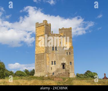 Äußere von Orford Castle an einem sonnigen Tag. Stockfoto