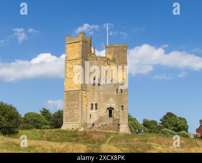 Äußere von Orford Castle an einem sonnigen Tag. Stockfoto