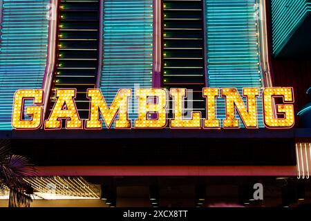 Glücksspielzelt-Schild an der Fassade von Binion's Gambling Hall, Fremont Street Experience, Las Vegas, Nevada, USA Stockfoto