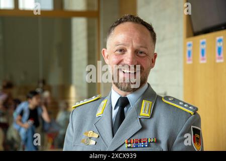 Bamberg, Deutschland. Juni 2024. Porträt des Jugendoffiziers Dhany Sahm. Jugendoffiziere der Bundeswehr kommen auf Anfrage an Schulen. Als Referenten für politische Bildung geben sie Aufschluss über Sicherheitspolitik und die Bedeutung von Soldaten. Quelle: Pia Bayer/dpa/Alamy Live News Stockfoto