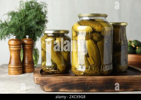 Eingelegte Gurken in Gläsern auf grauem Tisch Stockfoto