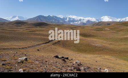 Blick auf die Landschaft des Lenin Peak alias Ibn Sina Peak in Trans-Alay alias Trans-Alai Gebirge, Kirgisistan Pamir Stockfoto