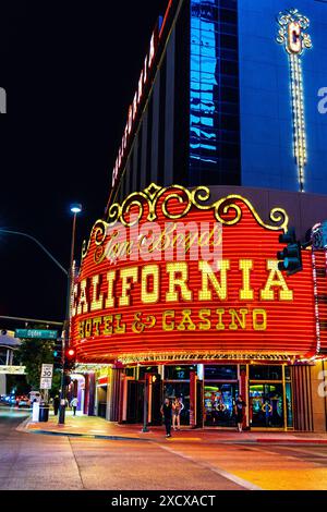 Neon- und Festzelt-Schild an der Fassade des California Hotel and Casino, Fremont Street Experience, Las Vegas, Nevada, USA Stockfoto