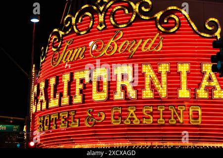 Neon- und Festzelt-Schild an der Fassade des California Hotel and Casino, Fremont Street Experience, Las Vegas, Nevada, USA Stockfoto