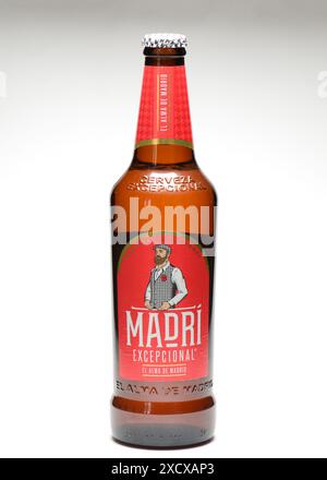 Madri außergewöhnliche spanische Cerveza-Bierflasche mit rotem Etikett Stockfoto