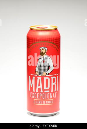 Madri – außergewöhnliches spanisches Cerveza-Bier – Dose mit rotem Etikett auf weiß Stockfoto