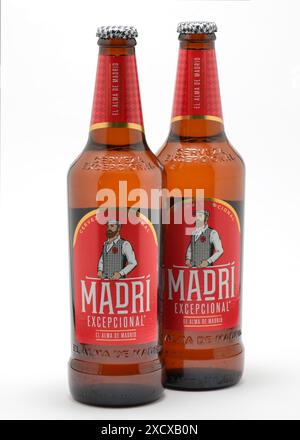 Madri außergewöhnliche spanische Cerveza-Bierflaschen mit rotem Etikett Stockfoto