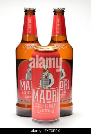 Madri außergewöhnliche spanische Cerveza Bier Red Label Flaschen und Dose Stockfoto