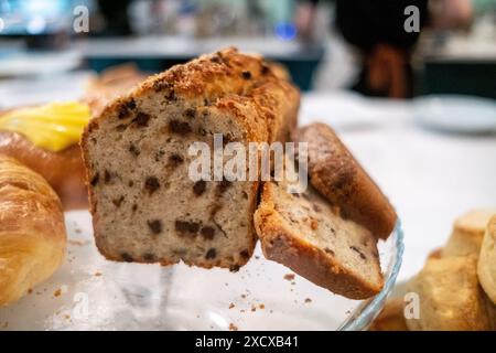 Hausgemachter Schokoladenkuchen im Pages & Sips, Café Restaurant Buchhandlung mit Gebäck und Kuchen in der Altstadt von Genf in der Schweiz am 21. Mai 2023. U Stockfoto