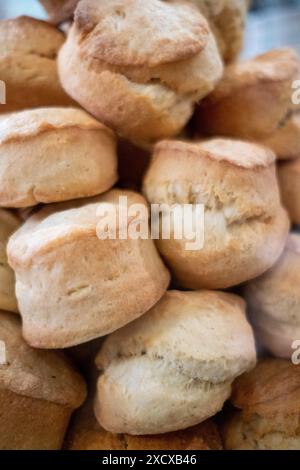 Hausgemachter Scone im Pages & Sips, Café Restaurant Buchhandlung mit Gebäck und Kuchen in der Altstadt von Genf in der Schweiz am 21. Mai 2023. Scone maison ch Stockfoto