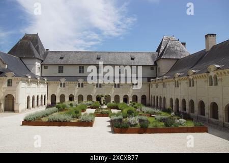 Innenhof, Gärten mit Kortenstahlkanten, Kapelle und Krankenstation des Heiligen Benedikt. Abtei Fontevraud, Loire-Tal, Frankreich. Juni, Sommer Stockfoto