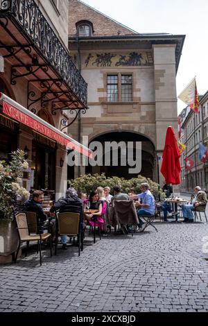 Terrasse eines Bar-Café-Restaurants in der Altstadt von Genf in der Schweiz am 21. Mai 2023. Terrasse de Bar Café Restaurant dans la vieille ville de Gen Stockfoto