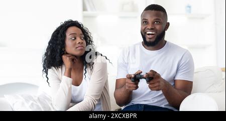 Ein Paar Spielt Videospiele Zu Hause Stockfoto