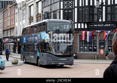 National Express Coventry Nr. 20 Busservice im Stadtzentrum von Coventry, West Midlands, England, Großbritannien Stockfoto