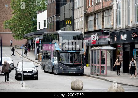 National Express Coventry Nr. 15 Busservice in Burges, Coventry Stadtzentrum, West Midlands, England, Großbritannien Stockfoto