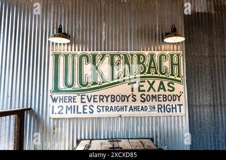 "Where Everybody's jemand" -Schild, Luckenbach, Texas, USA Stockfoto