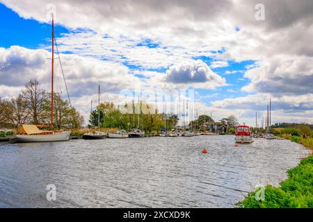 Verschiedene Boote und Yachten auf dem Exeter Canal bei Turf Lock, wo er mit der Flussmündung des River exe in Devon, England, Vereinigtes Königreich verbindet Stockfoto