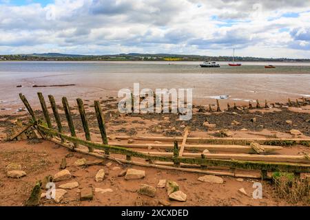 Die Rippen ehemaliger Holzschiffe ragen von den Schlammbänken des Flusses exe bei Turf Lock hervor, wo der Exeter Canal in den Fluss mündet, Devon, England, Großbritannien Stockfoto