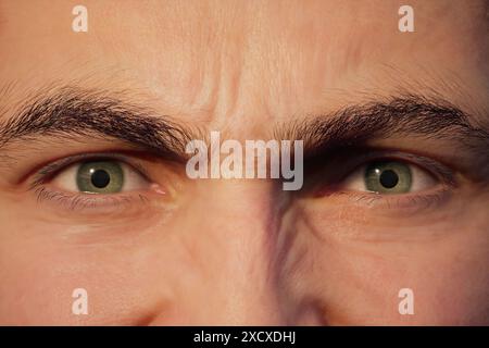 3D-Nahaufnahme des Auges eines wütenden Mannes. 3D-Illustration des Auges eines wütenden Mannes. Stockfoto