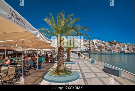 Cafés am Kai im Yachthafen in Sitia, Ostkreta, Griechenland Stockfoto