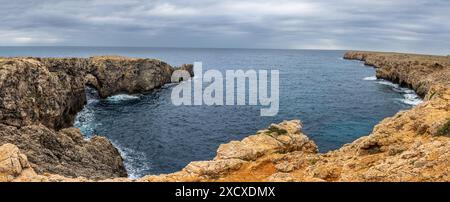 Pont de Gil, histórico puente de piedra que salva un barranco. Puente, naturaleza y horizonte marino crean una imagen de armonía. Menorca, España Stockfoto