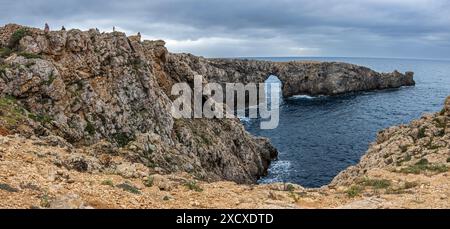Pont de Gil, histórico puente de piedra que salva un barranco. Puente, naturaleza y horizonte marino crean una imagen de armonía. Menorca, España Stockfoto