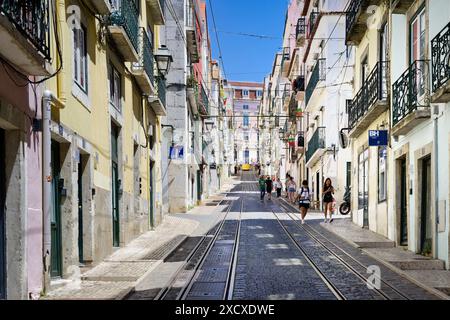 Lissabon, Portugal 29. Mai 2024: Blick bergauf entlang der schmalen Straße der Seilbahn Ascensor da Bica in lissabon mit Spaziergängern Stockfoto