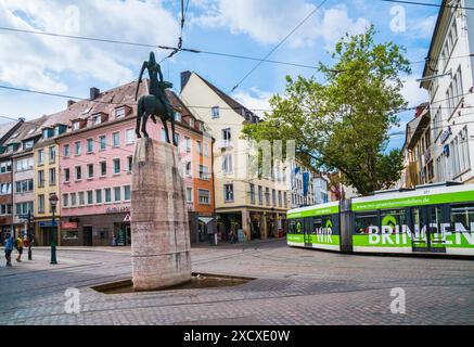 Freiburg im Breisgau, Deutschland, 23. Juli 2023, Downtown Bunte Häuser, Geschäfte und Appartements entlang der Straßenbahnschienen am Bertholdsbrunnen Stockfoto