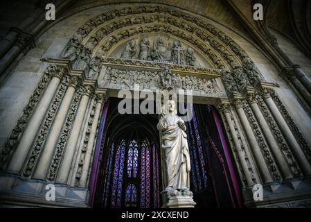 Das Portal der oberen Kapelle der Sainte-Chapelle - Paris, Frankreich Stockfoto