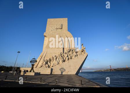 Das Denkmal für die Entdeckungen (Padrão dos Descobrimentos) mit der Brücke 25 de Abril im Hintergrund - Lissabon, Portugal Stockfoto