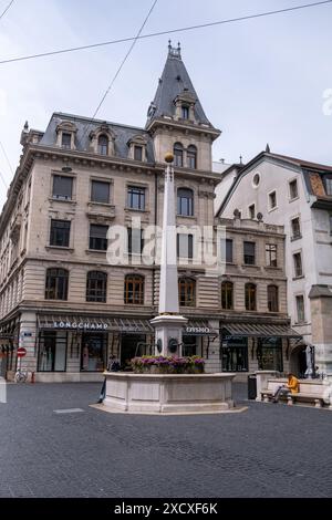 Brunnen und Gebäude der Altstadt Genf, Schweiz, am 21. Mai 2023. Fontaine et batiment de la vieille ville de Geneve en Suisse le 21 mai 2023 Stockfoto