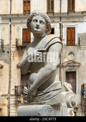 Statue aus nächster Nähe, Prätorianischer Brunnen oder Fontana Pretoria, Palermo, Sizilien, Italien Stockfoto