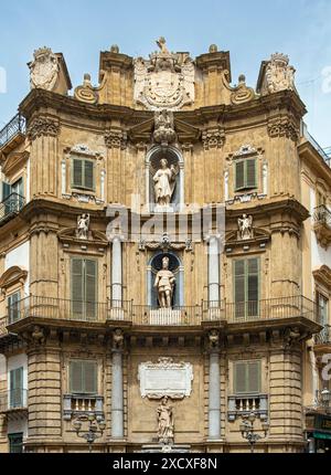 Fassade, die die Sommersaison mit Statuen von Philipp II. Und Santa Ninfa, Quattro Canti, Palermo, Sizilien, Italien darstellt Stockfoto