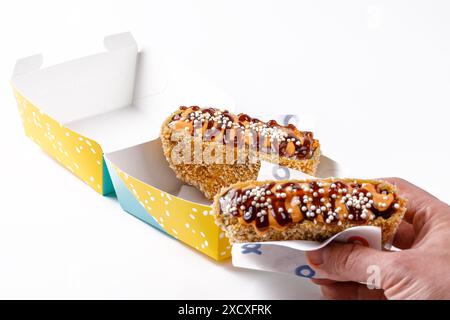 Fusion Feast: Nahaufnahme eines innovativen Sushi-Burgers auf weißem Hintergrund 2 Stockfoto