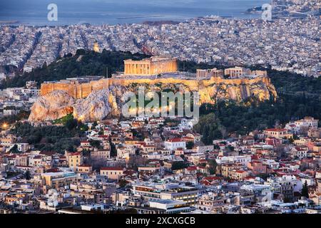 Luftaufnahme über Athen mit te Akropolis und den Hafen von Lycabettus Hügel, in Griechenland bei Sonnenaufgang Stockfoto