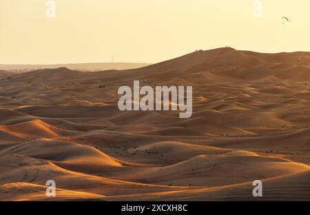 Goldene Sanddünen Wüstenlandschaft. Wunderschöner Sonnenuntergang über den Dünen in der Al Madam Desert, Vereinigte Arabische Emirate. Safari Stockfoto