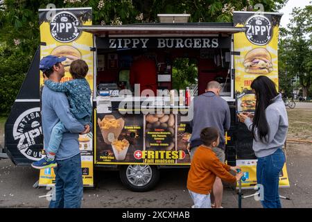 Eine Familie mit Kindern vor einem Zippy Burgers Foodtruck am Ufer des Lemansees in Genf, Schweiz, am 21. Mai 2023. Famille avec enfant de Stockfoto