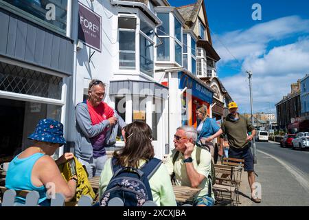 Menschen Urlauber, die sich vor einem Café-Restaurant im Stadtzentrum von Newquay in Cornwall in Großbritannien entspannen. Stockfoto