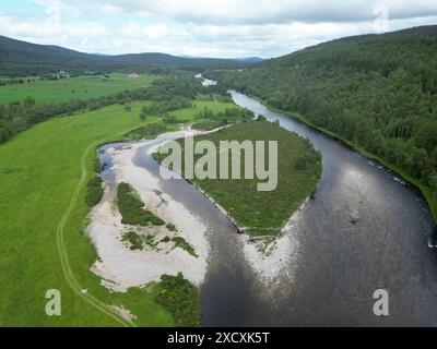 Eine Insel im Fluss Dee bei Ballater, Royal deeside, Schottland, Stockfoto