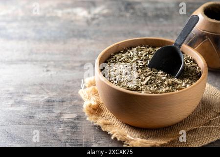 Traditionelle Yerba Mate in Holzschale auf Holztisch Stockfoto