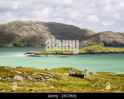 Ein verlassenes Haus in Rubha Ban auf Eriskay, Äußere Hebriden, Schottland, Großbritannien, mit Blick auf South Uist. Stockfoto