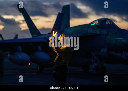 240617-N-BE723-1010 PHILIPPINE SEA (17. Juni 2024) Aviation Boatswain’s Mate (Aircraft Handling) 1st Class Christopher Settle, aus Gary, Indiana, dir Stockfoto