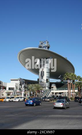 LAS VEGAS, NEVADA, USA-12. DEZEMBER 2013: Fashion Show Las Vegas Shopping Mall und Autos warten an den Stoplights Stockfoto