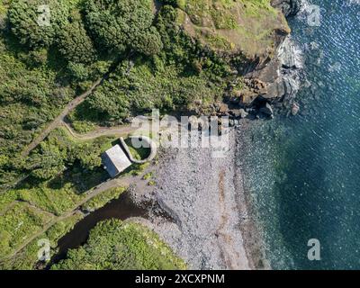 Ein Blick aus der Vogelperspektive auf Poltesco an der Südküste von Cornwall, England mit zerklüfteten Felsen und Klippen bis zum Meer. Stockfoto