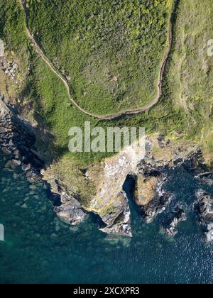 Ein Blick aus der Vogelperspektive auf Poltesco an der Südküste von Cornwall, England mit zerklüfteten Felsen und Klippen bis zum Meer. Stockfoto