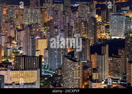 Geografie / Reise, Spanien, Valencia, mehrstöckiges Gebäude bei Nacht, Benidorm, Costa Blanca, ADDITIONAL-RIGHTS-CLEARANCE-INFO-NOT-AVAILABLE Stockfoto