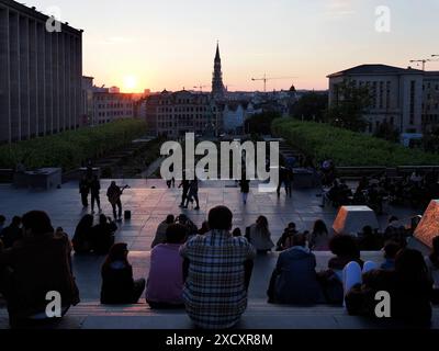 Menschen, die den Sonnenuntergang am Mont des Arts in Brüssel, Belgien, beobachten Stockfoto