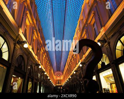 Die Galeries Royales Saint Hubert in der Abenddämmerung in Brüssel Belgien Stockfoto